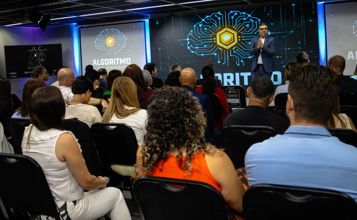 Participantes engajados durante exercicio pratico no Algoritmo Milionario