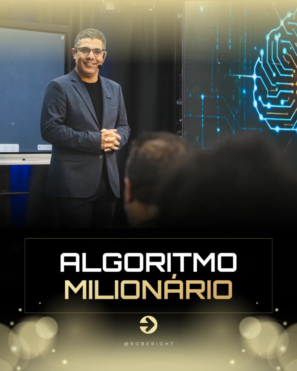 Roberio Cavalcante de terno com headset, telao tech ao fundo